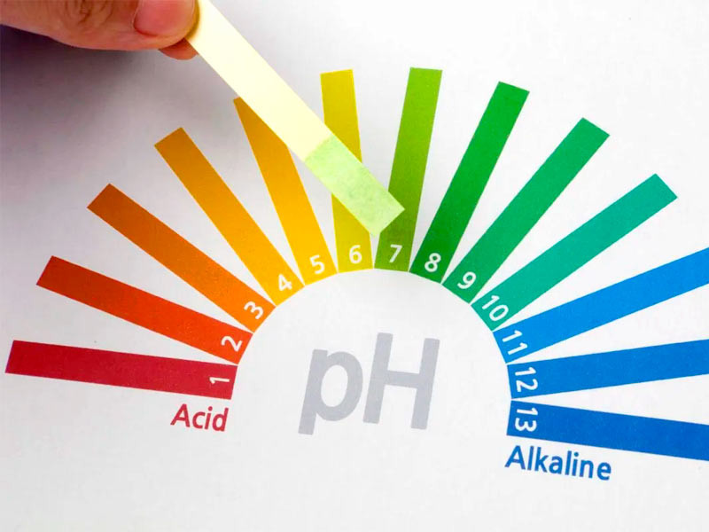 Измерение pH воды лакмусовой бумажкой pH шкала